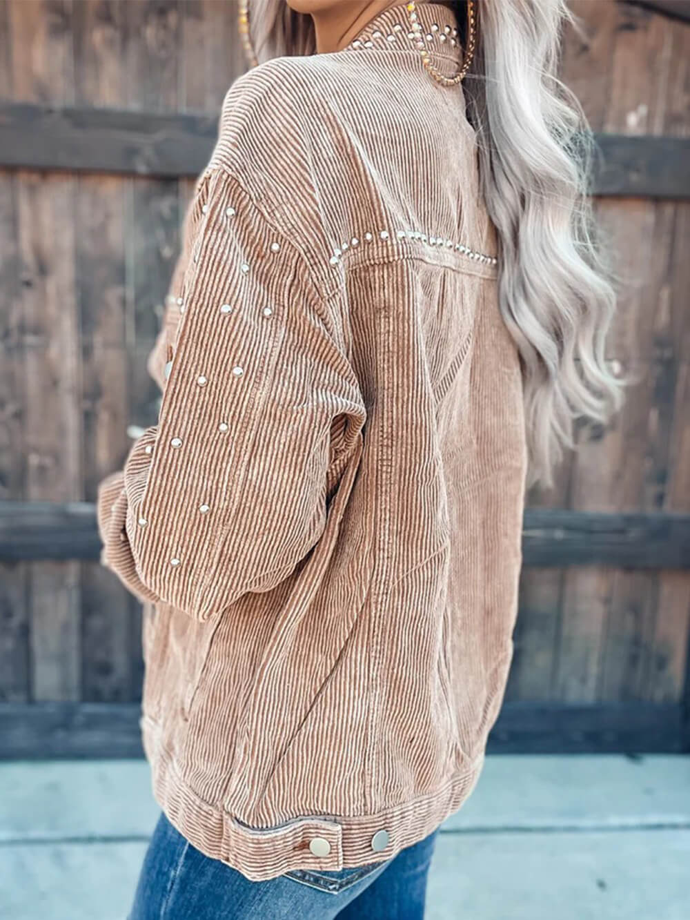 Lässige, strapazierfähige, mit Nieten verzierte, kurze Cordjacke