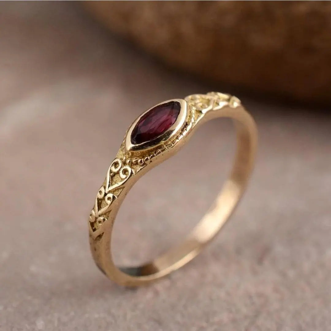 Goldene Ring mit rotem Kristall