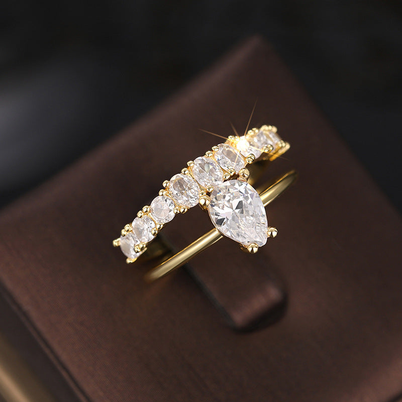 Goldener Vivienne Hartley Ring