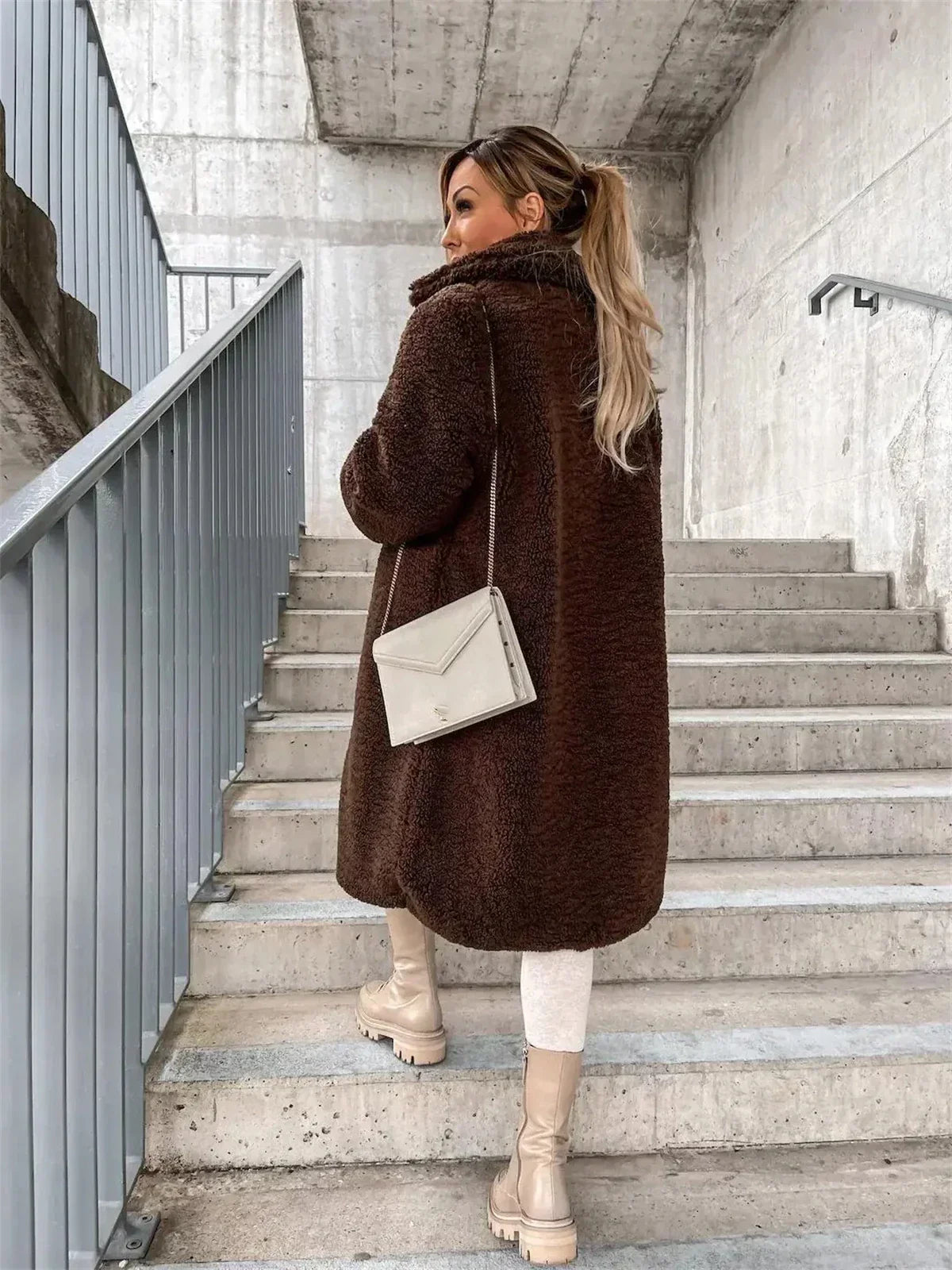 Jenna – Teddyplüsch Knopfmantel
