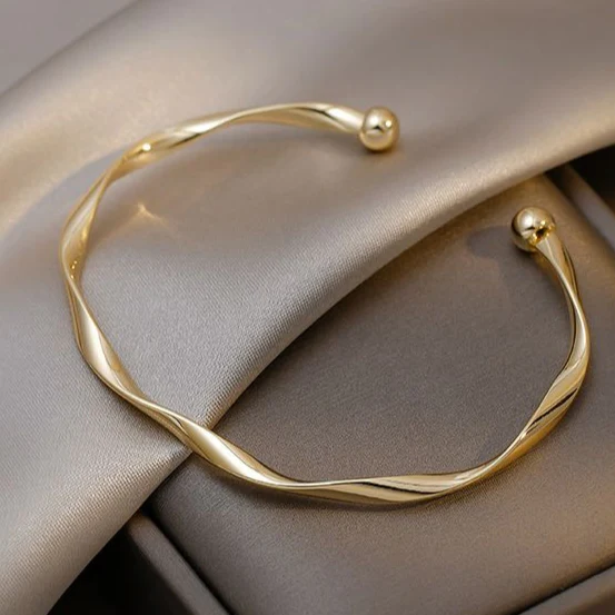Elegantes goldenes offene Armband