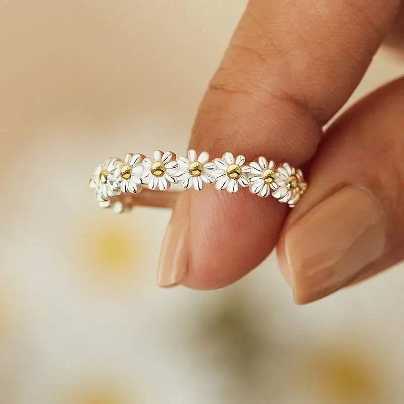 Verstellbarer Ring aus Silber mit handbemalter Emaille-Margerite