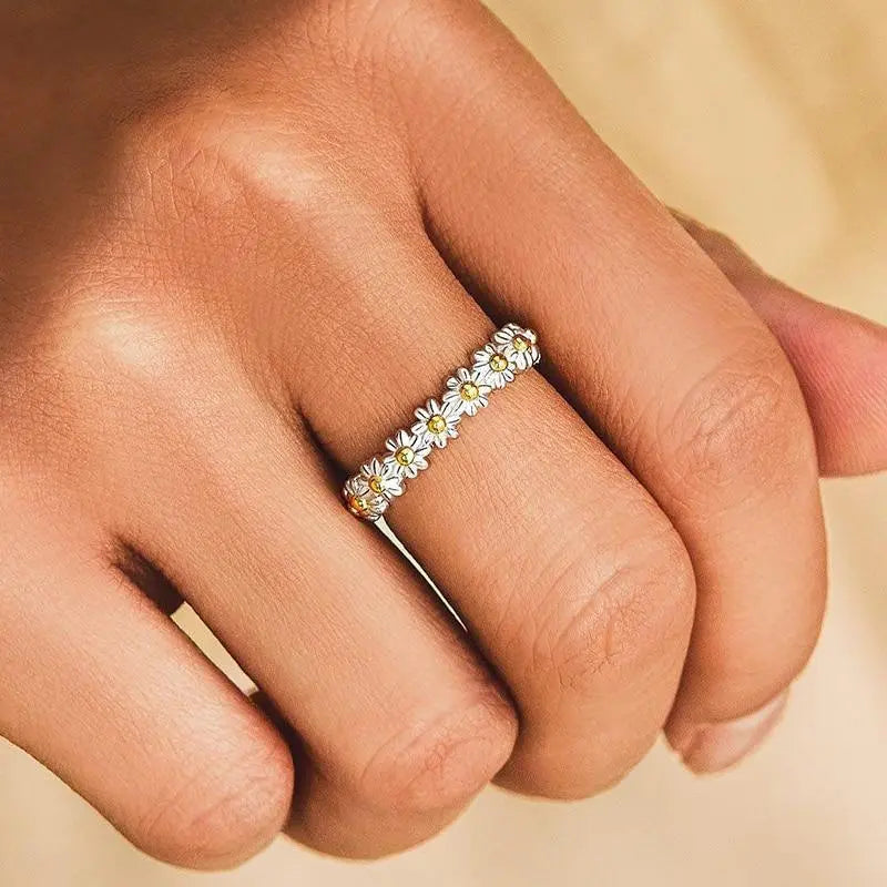 Verstellbarer Ring aus Silber mit handbemalter Emaille-Margerite