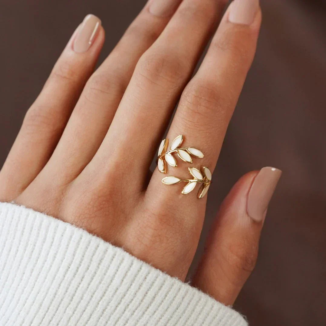 Rein – Verstellbarer Ring mit weißem Opalblatt