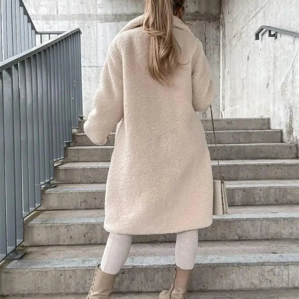 Jenna – Teddyplüsch Knopfmantel