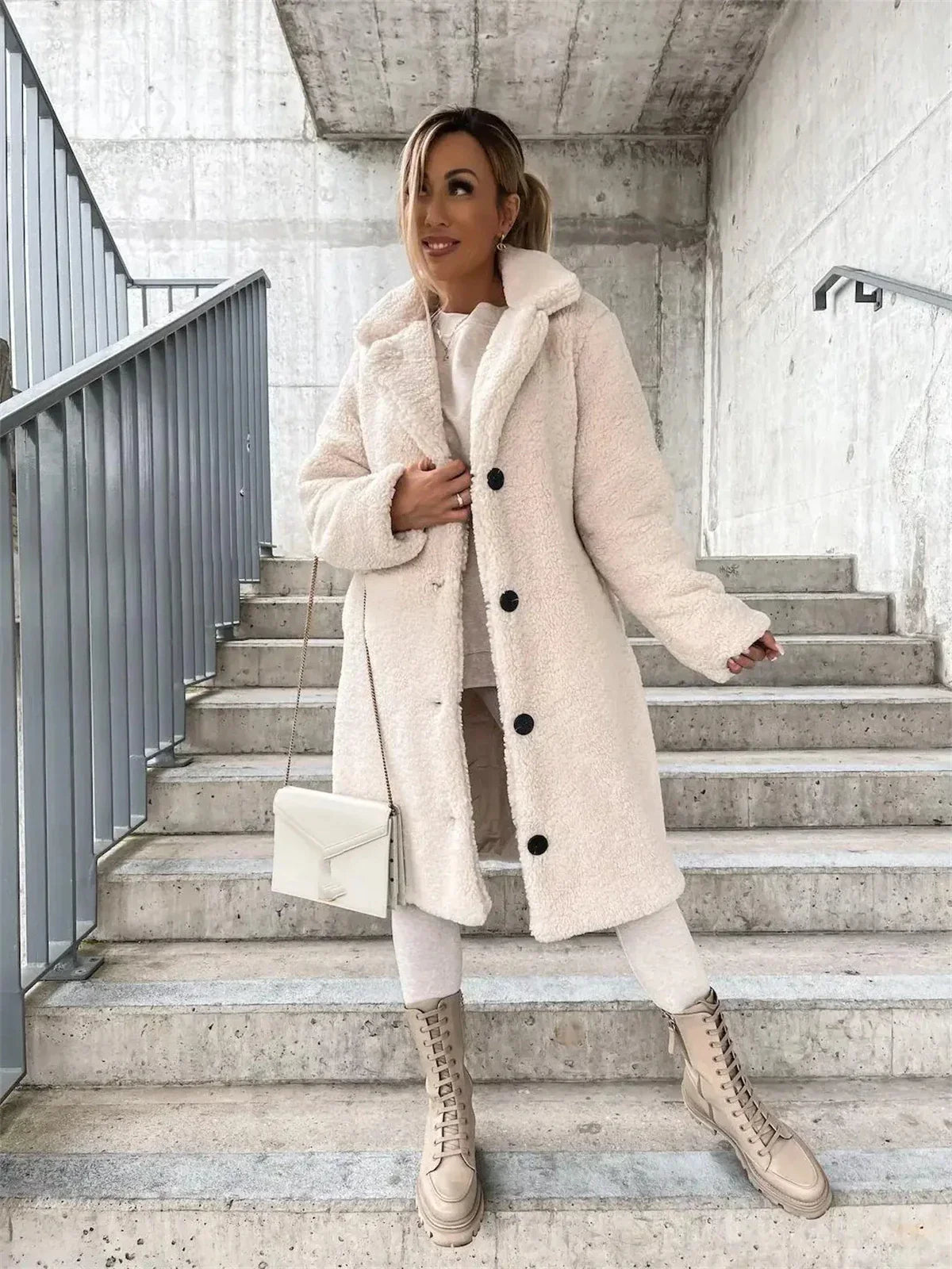 Jenna – Teddyplüsch Knopfmantel