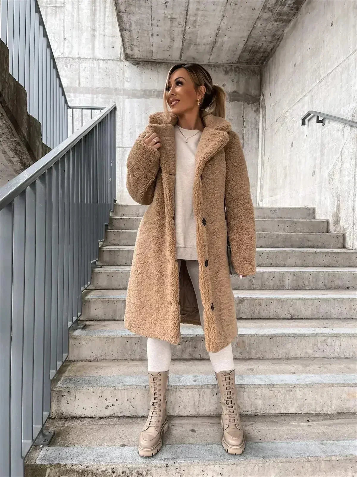 Jenna – Teddyplüsch Knopfmantel