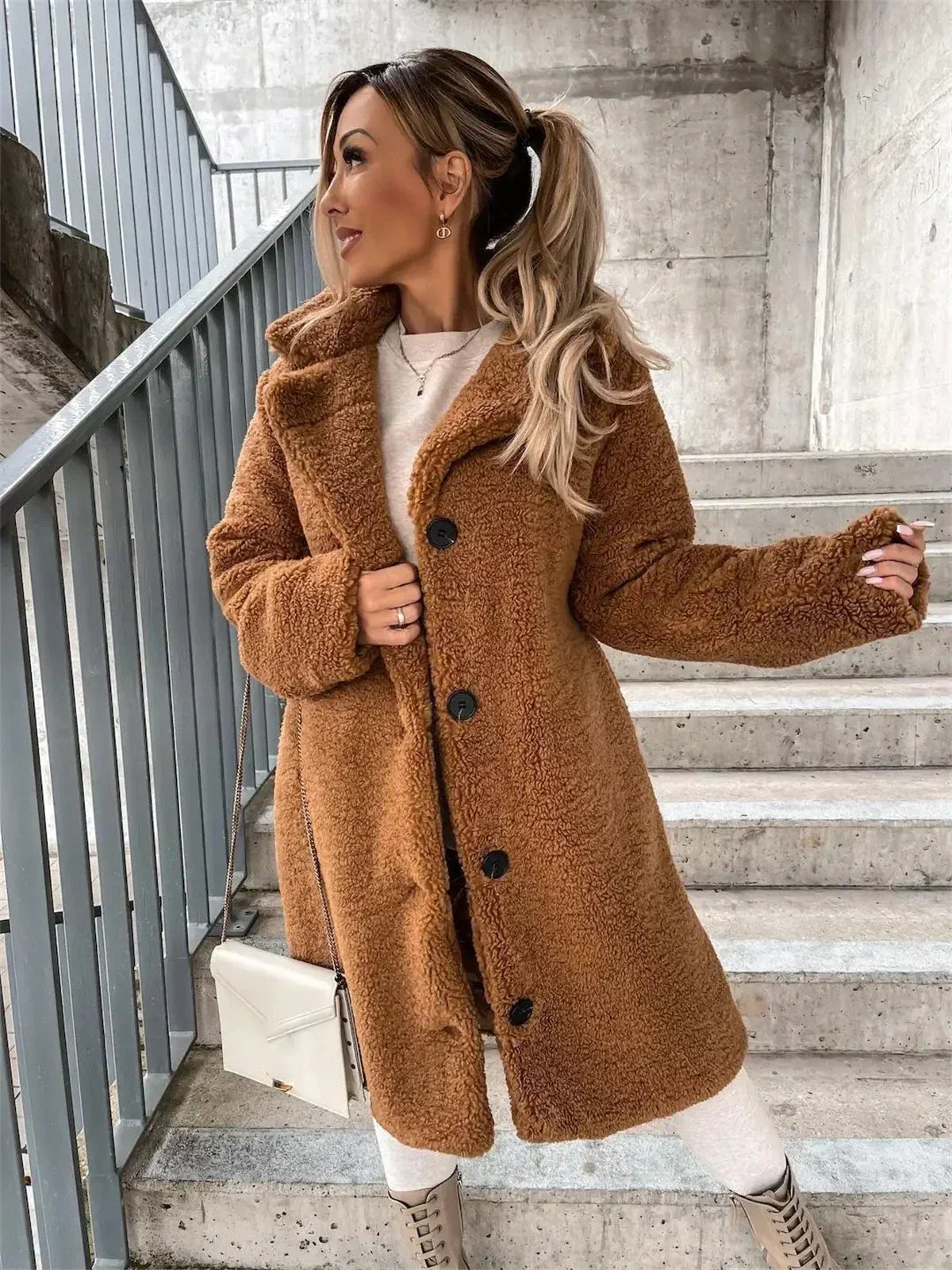 Jenna – Teddyplüsch Knopfmantel