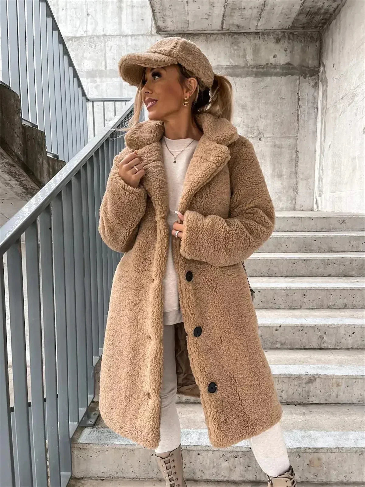 Jenna – Teddyplüsch Knopfmantel