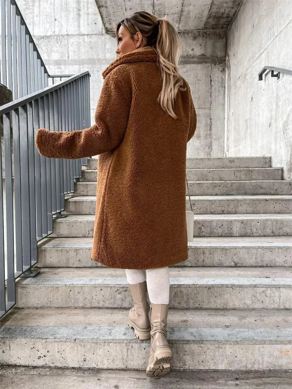 Jenna – Teddyplüsch Knopfmantel