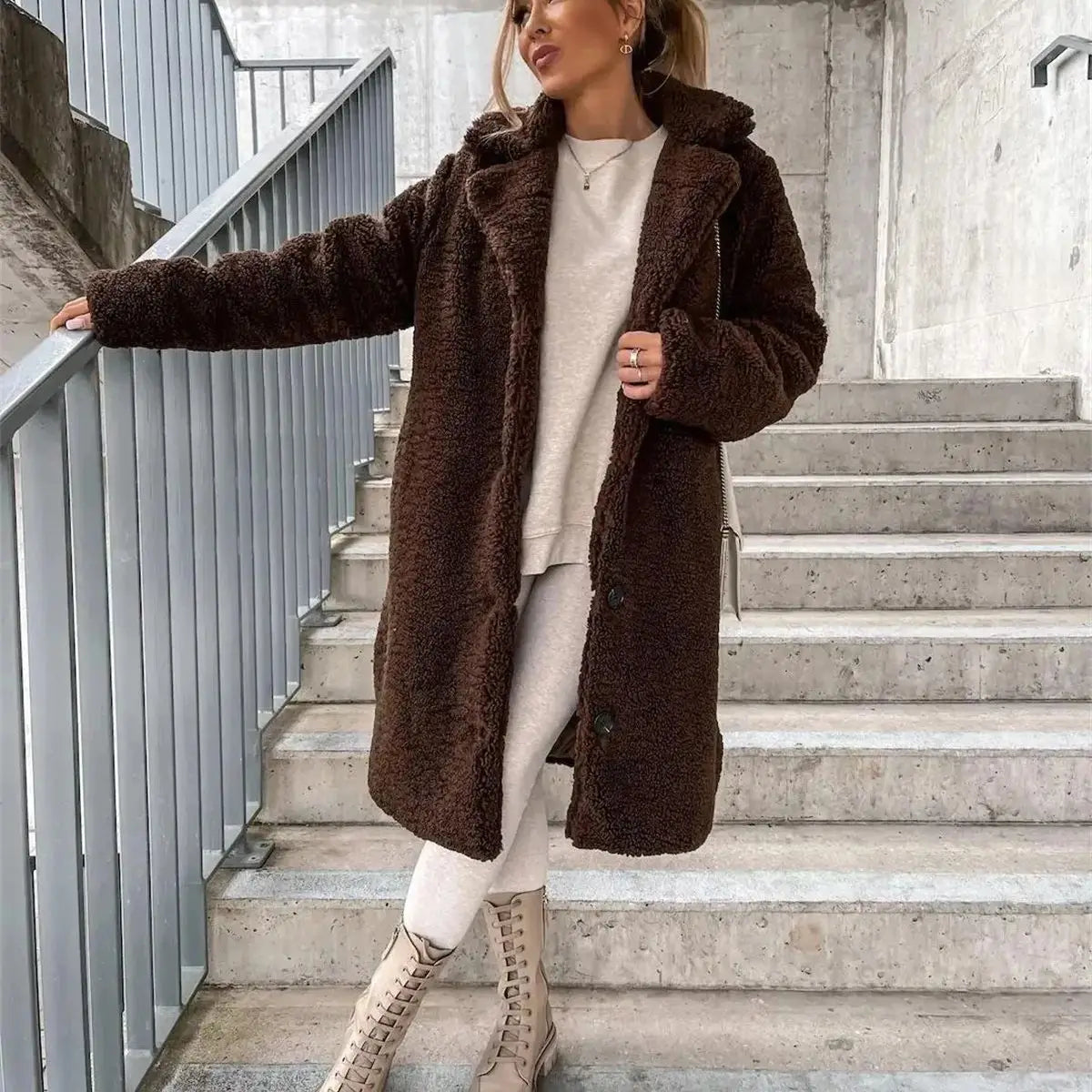 Jenna – Teddyplüsch Knopfmantel