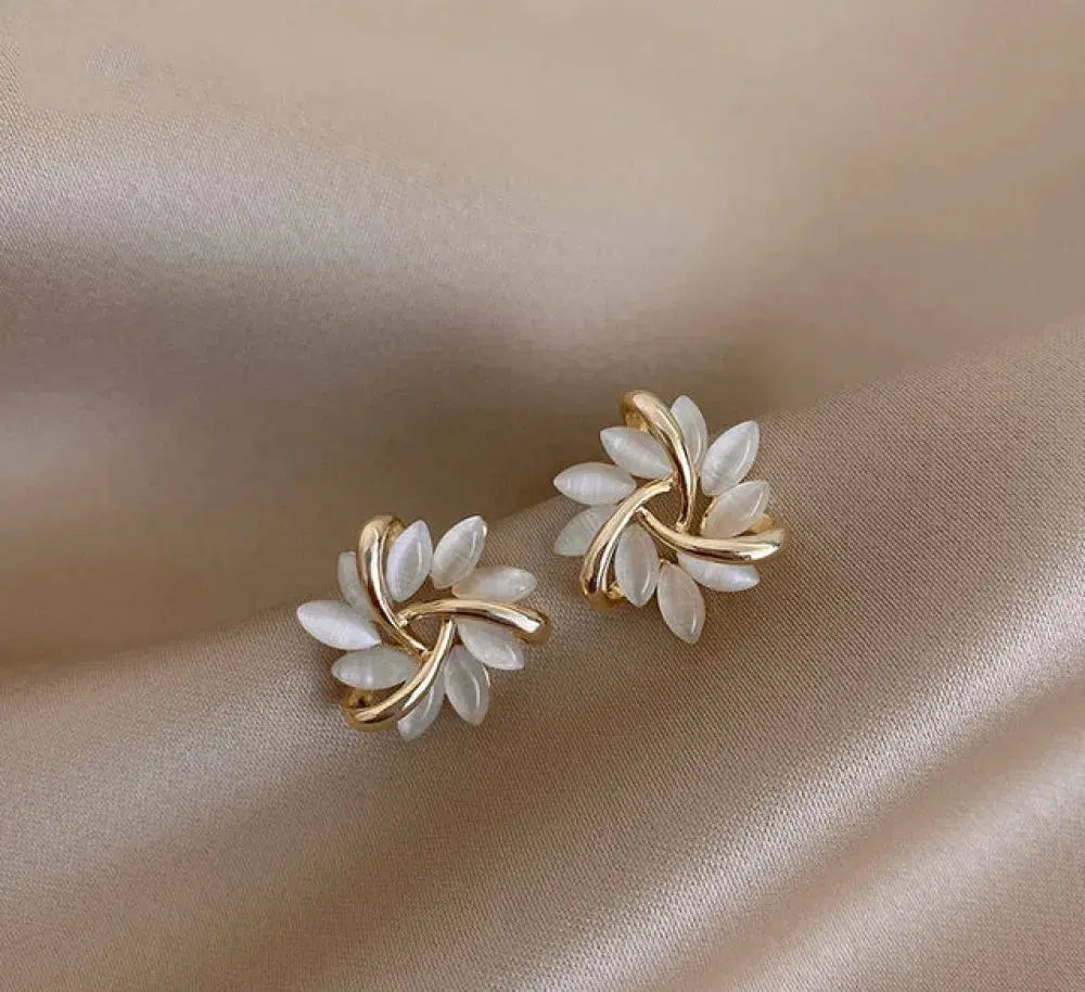 Elegante und exquisite Ohrstecker mit Opalblütenblättern in Goldene