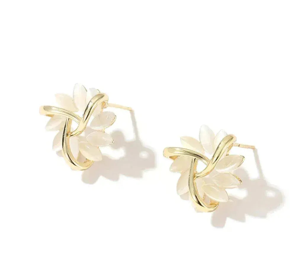 Elegante und exquisite Ohrstecker mit Opalblütenblättern in Goldene