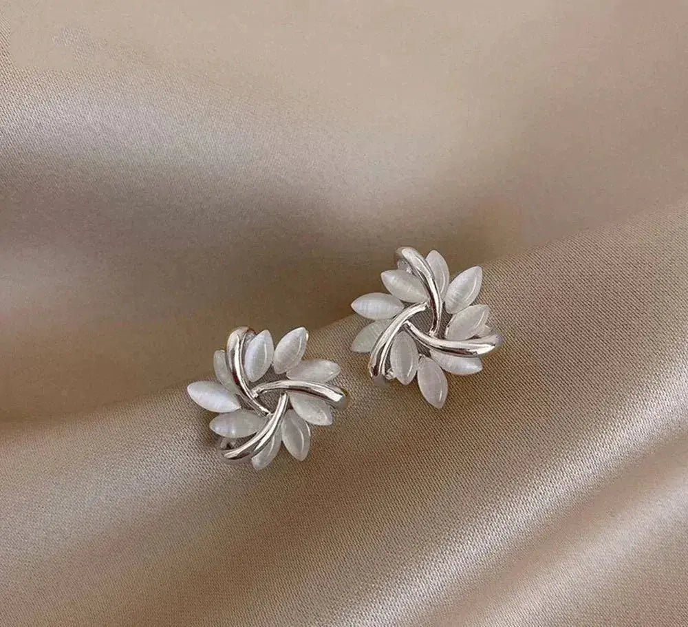 Elegante und exquisite Ohrstecker mit Opalblütenblättern in Goldene