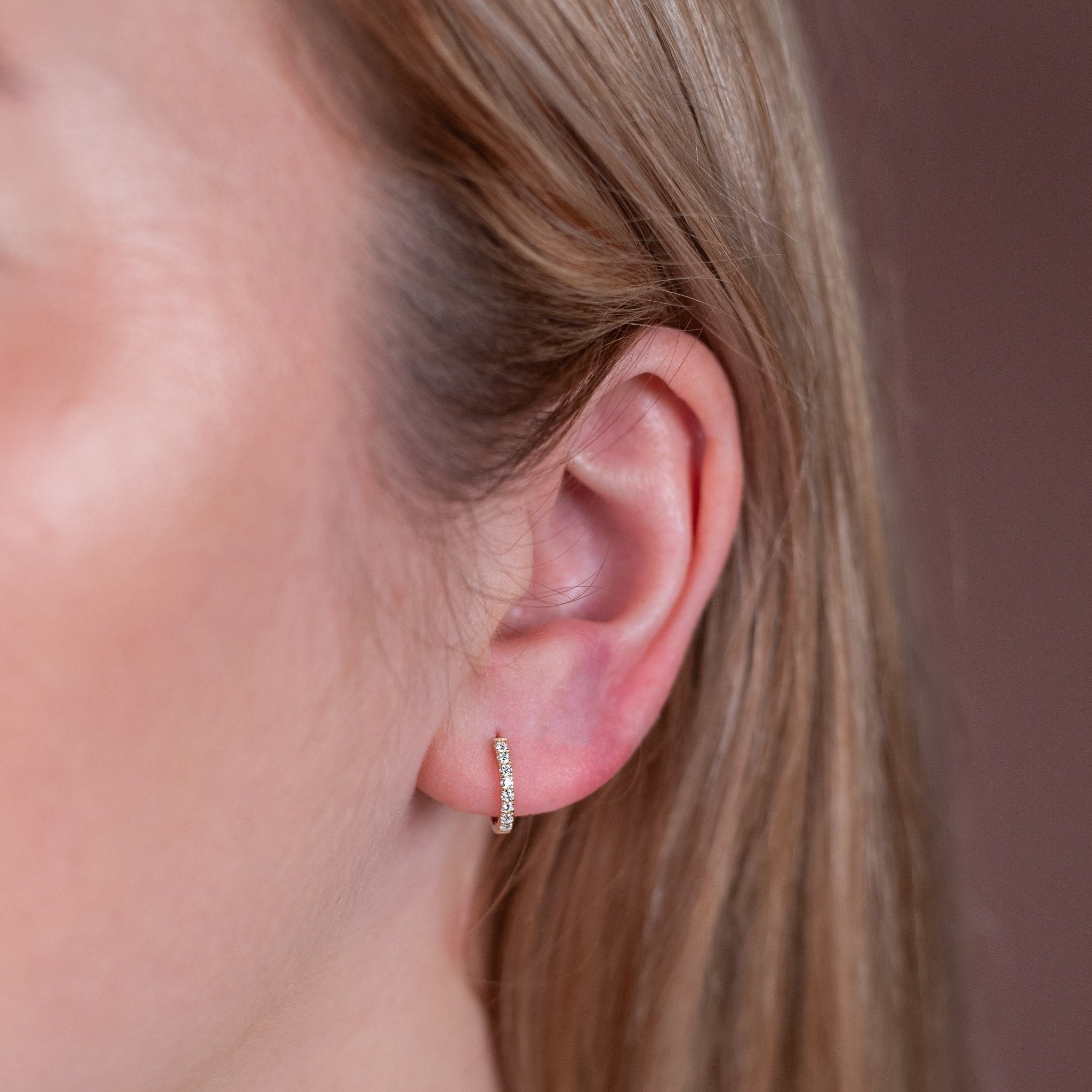 Goldene Moissanit Huggie Ohrringe